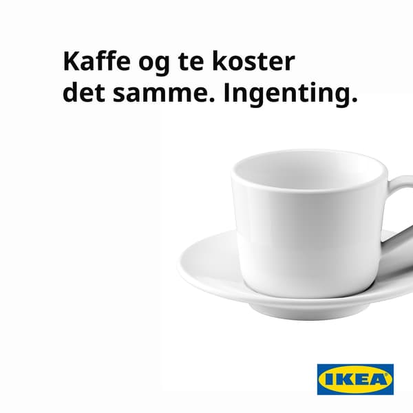 En hvid kaffekop hvor der står kaffe og te koster det samme ingenting