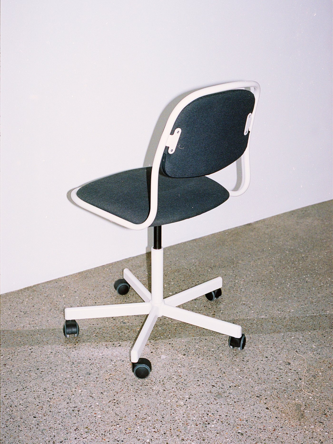 En hvid kontorstol med et sort sæde og ryglæn som en del af FÖRNYA kollektionen. 