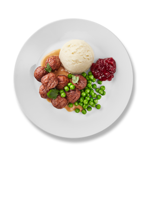 En hvid tallerken med kødboller, ærter, ris og tyttebærsauce på en hvid baggrund.