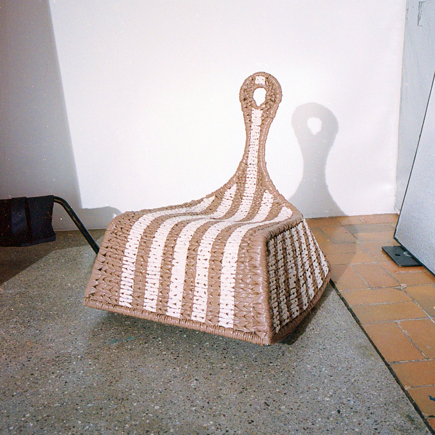 En hvidstribet stol som er del af FÖRNYA projektet hos IKEA.