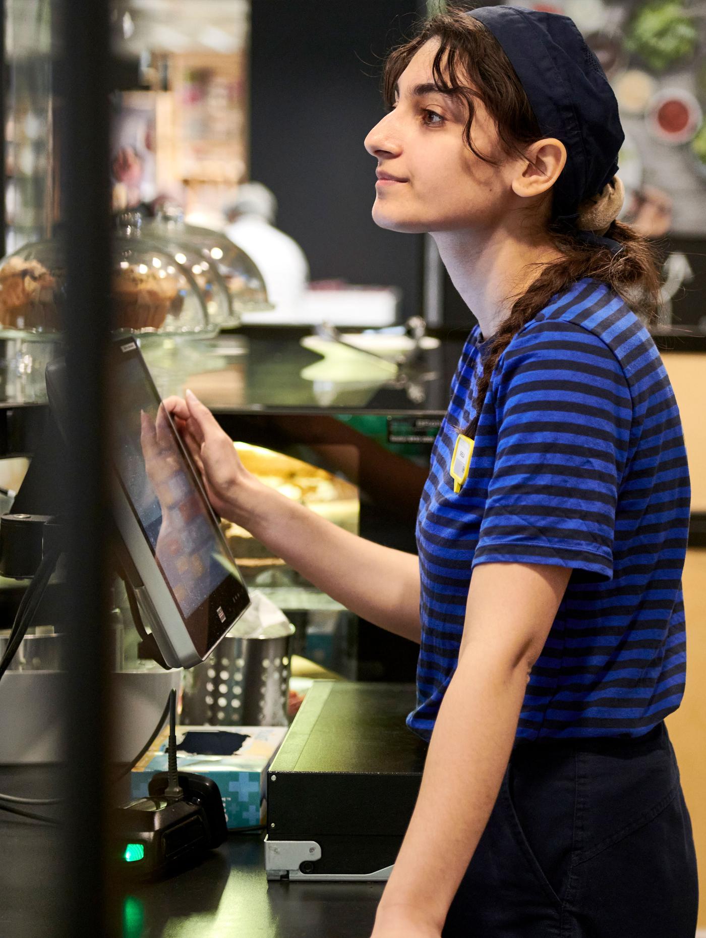 En IKEA ansatt i caféen. 