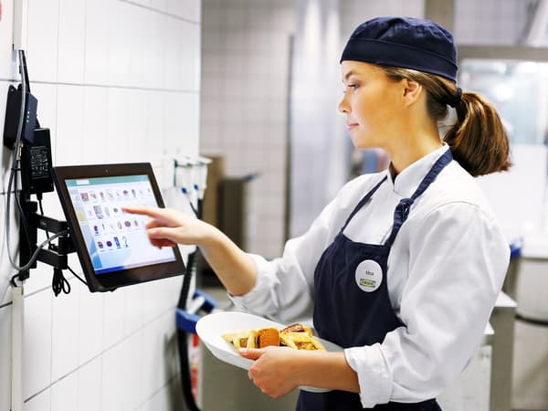 En IKEA ansatt som jobber på IKEA Food.