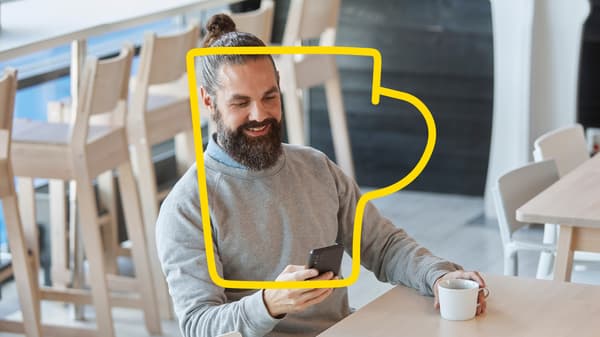 En IKEA Family medlem sitter i IKEA restaurangen och dricker en kopp kaffe.