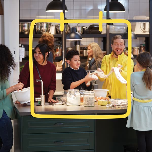 En IKEA medarbejder afholder en workshop med mange forskellige IKEA kunder i et varehus