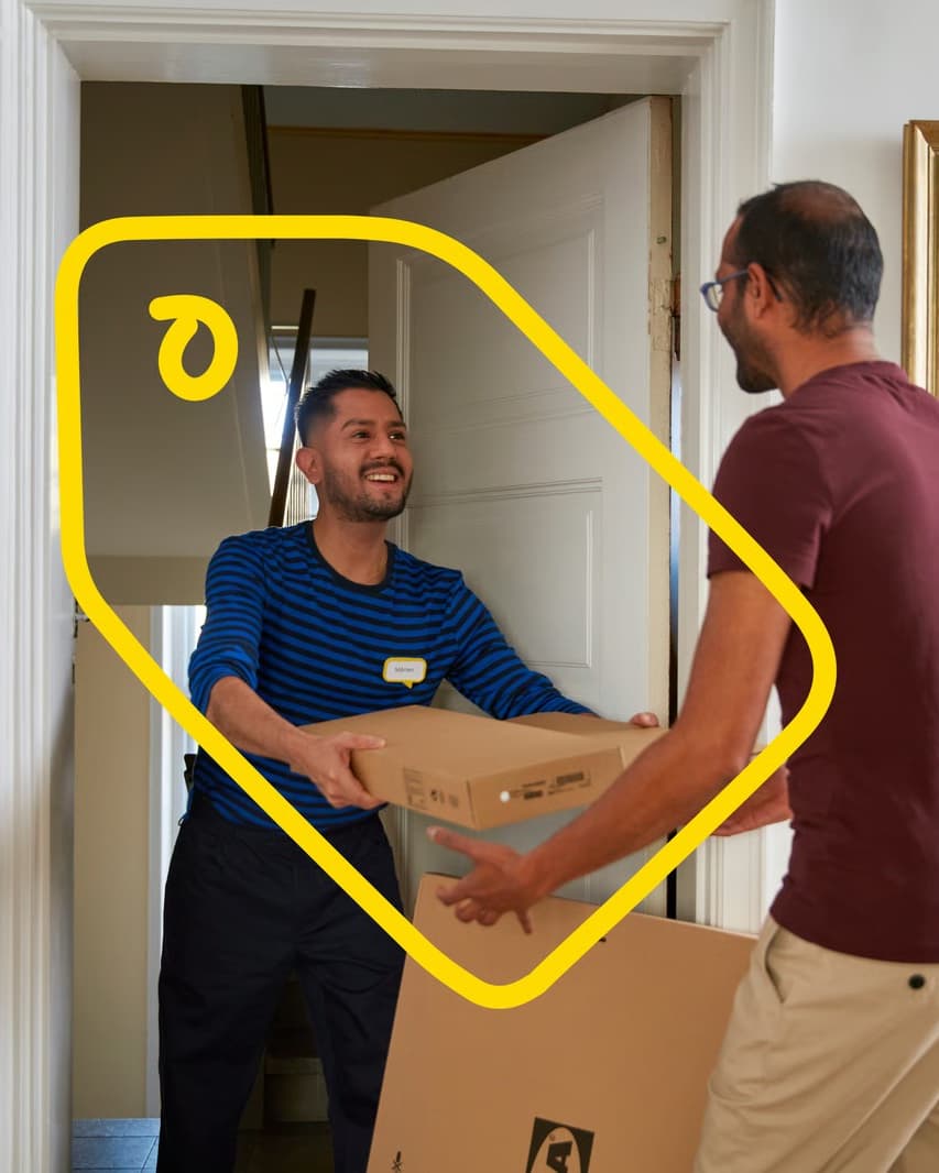 En IKEA medarbejder leverer en pakke til en kundes private hjem