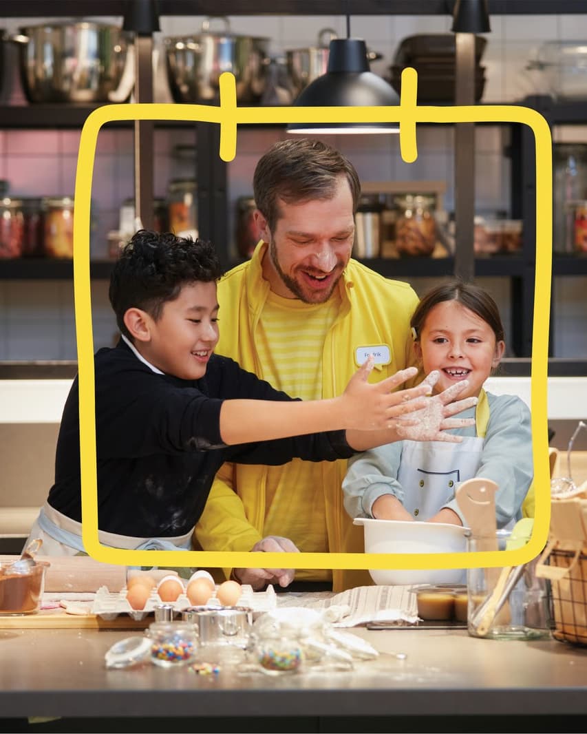 En IKEA medarbejder og to børn ses lave en bageaktivitet