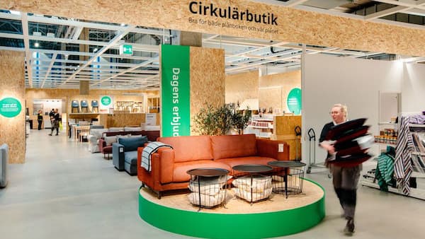En IKEA medarbetare bär på något vid ingången till Cirkulärbutiken