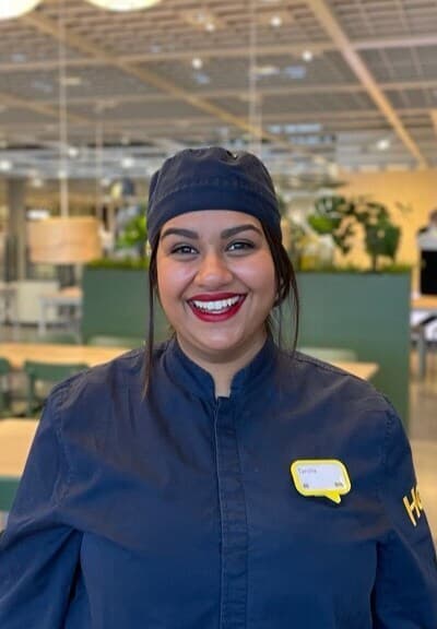 En IKEA-medarbetare i blåa arbetskläder.