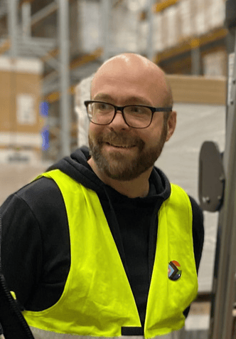 En IKEA medarbetare på lagret.