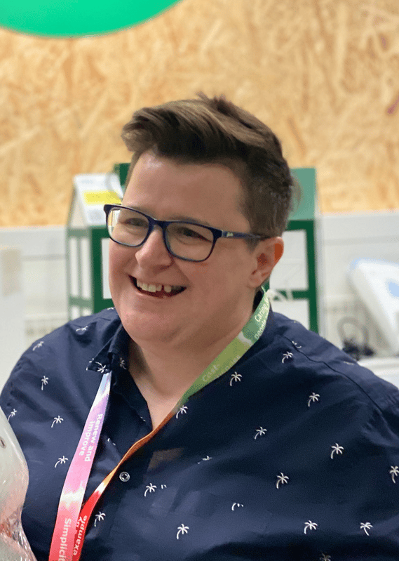 En IKEA medarbetare som ler.