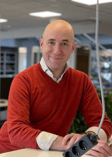 En IKEA medarbetare som poserar för kameran.