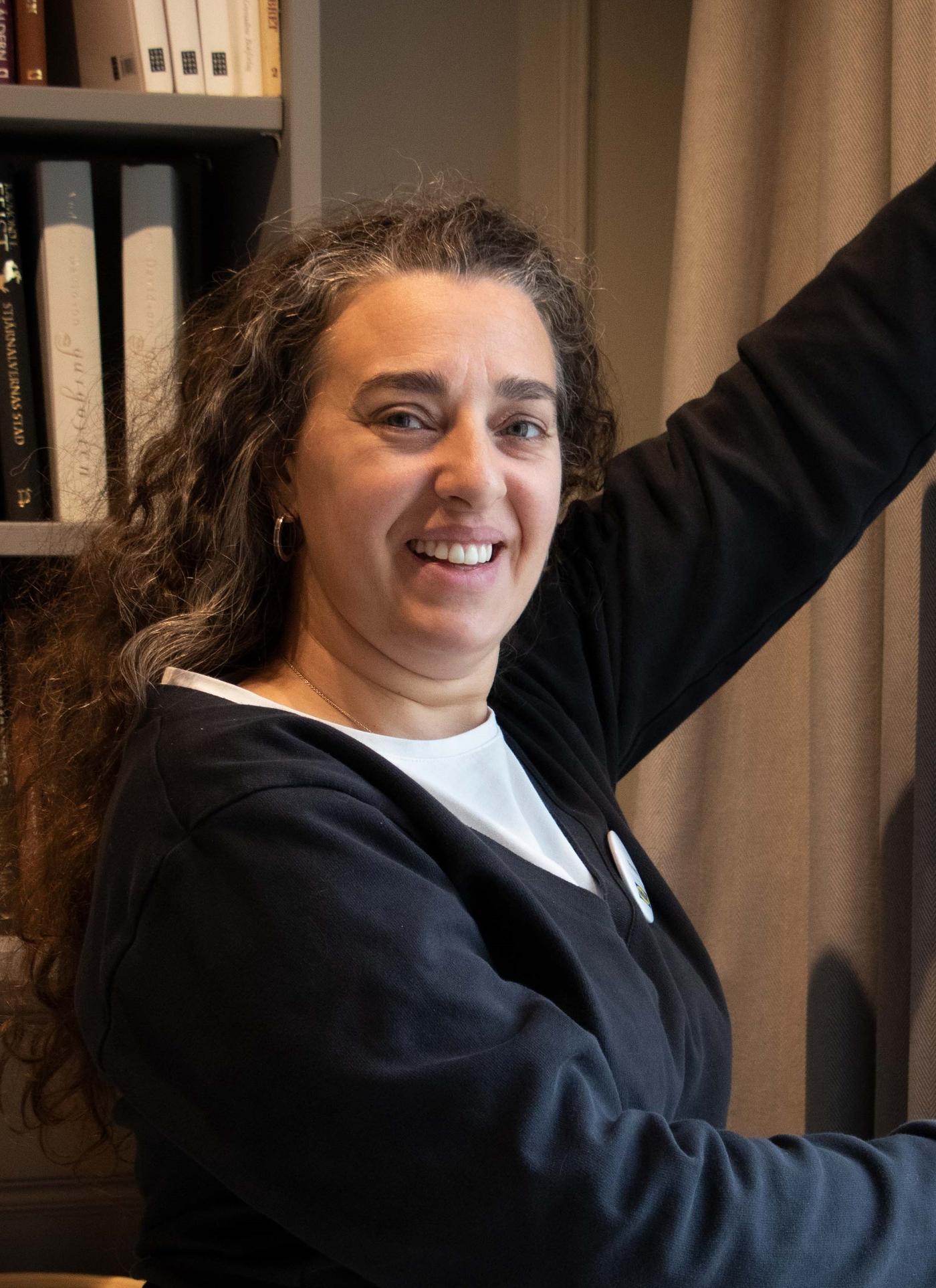 En IKEA medarbetare som poserar för kameran.