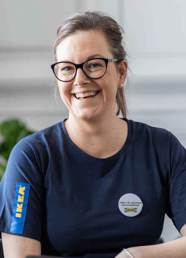 En IKEA medarbetare som poserar för kameran.
