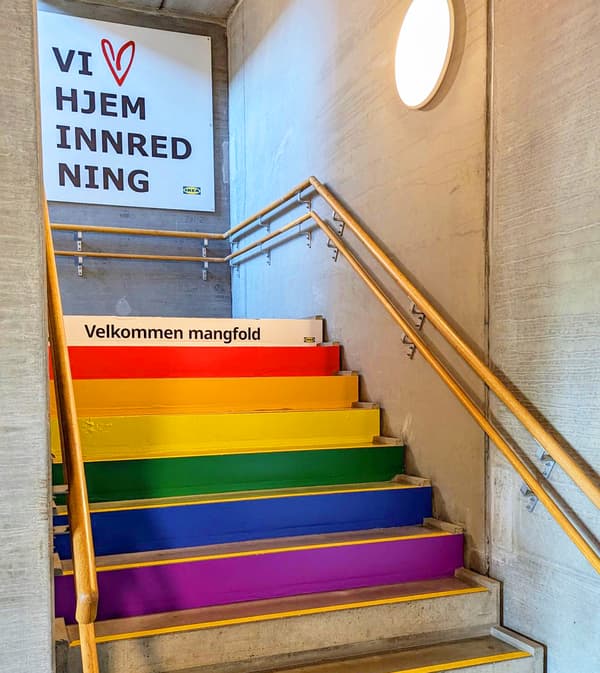 En IKEA personal inngang med en trappegang som står Velkommen mangfold i PRIDE farger.