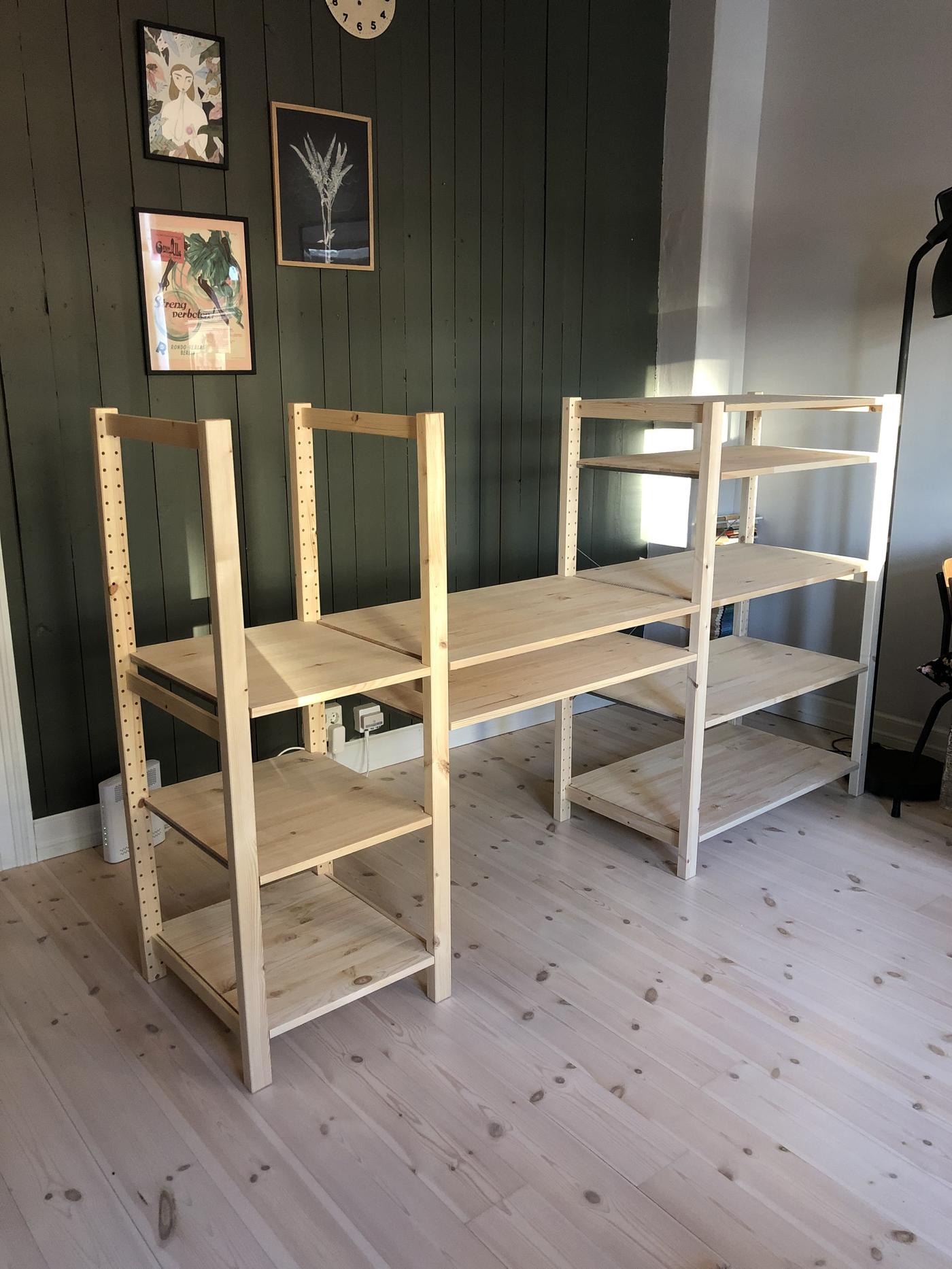 En IVAR hylleløsning med hjemmekontor i midten.