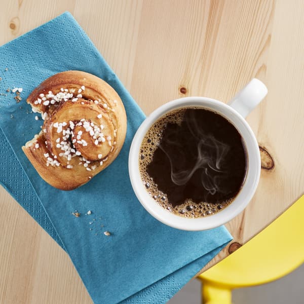 En kanelbolle og en kopp med kaffe.