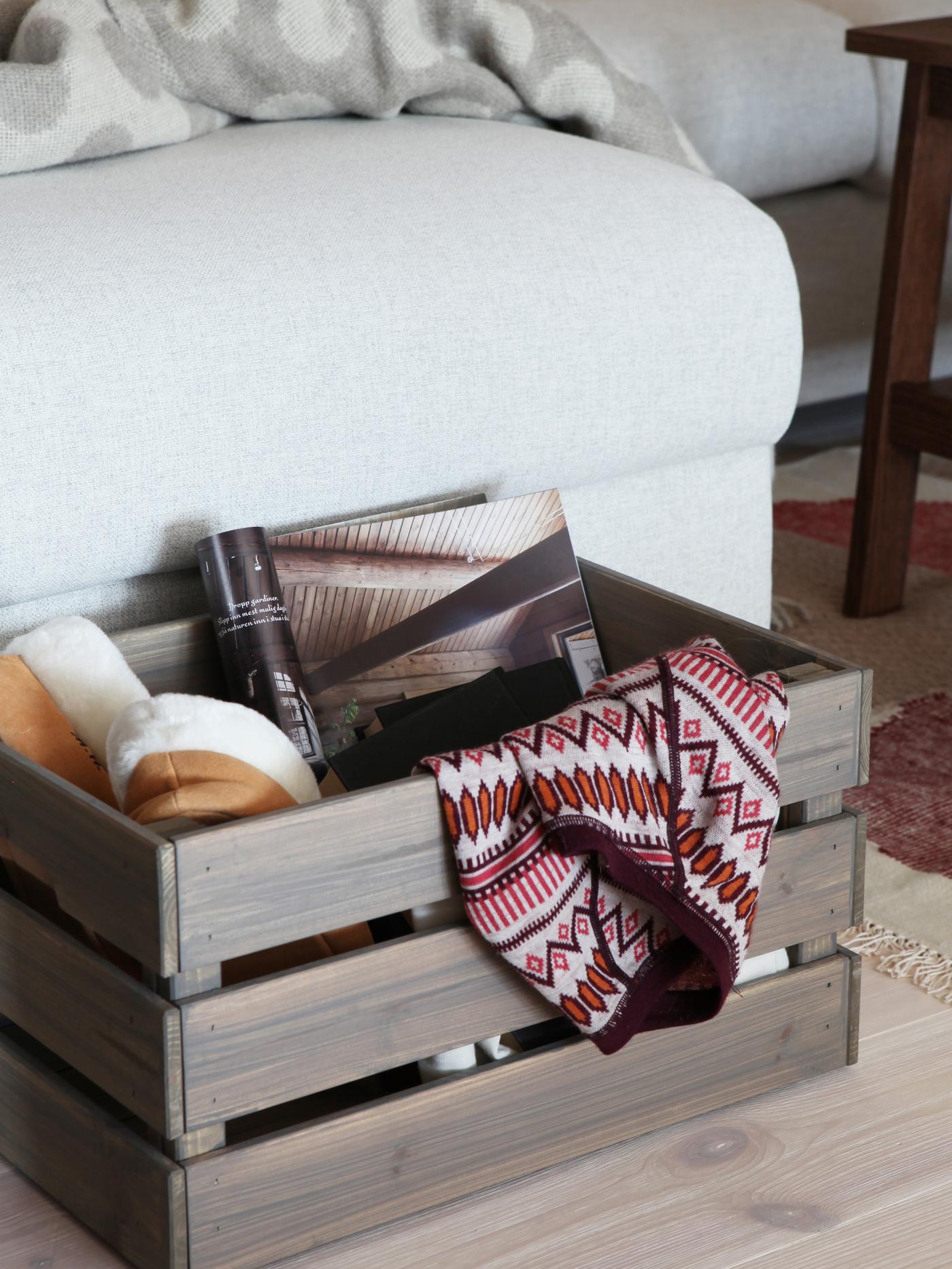 En kasse i tre blir til pratisk oppbevaring.