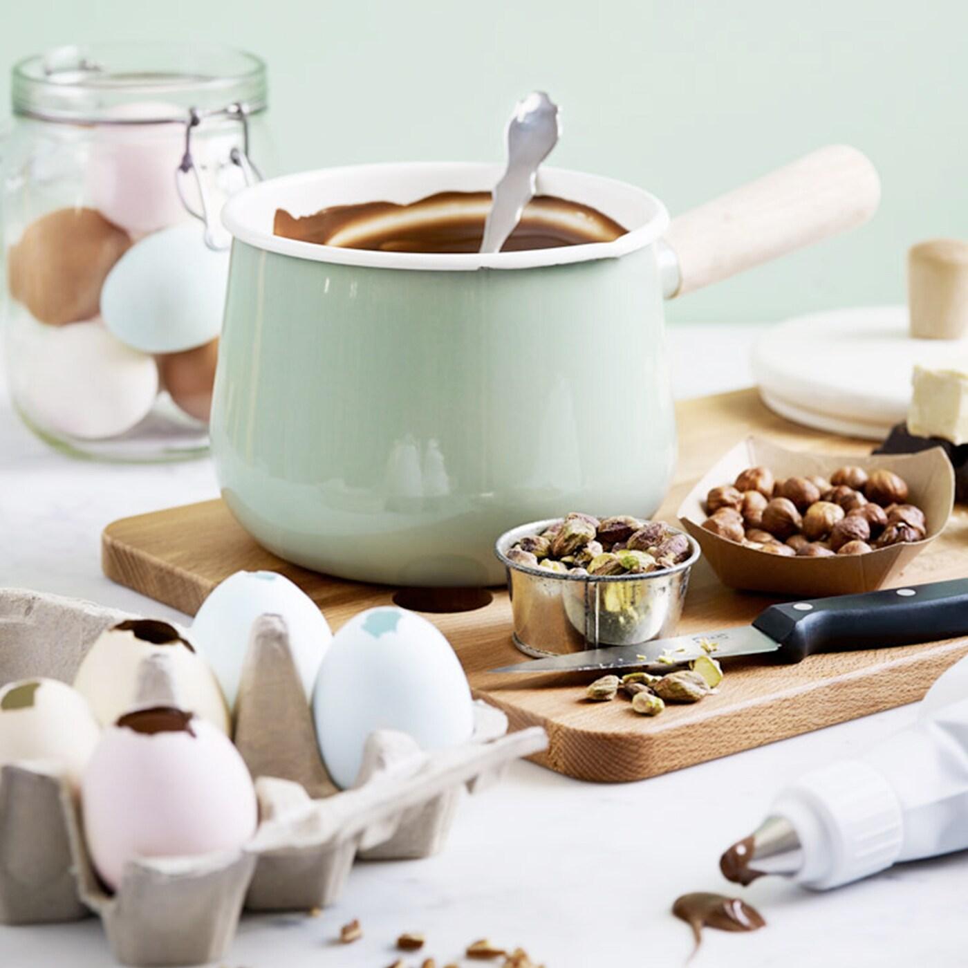 En kastrull med smält choklad.