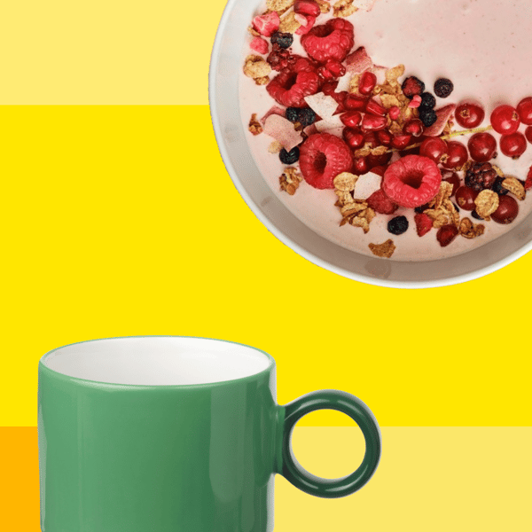 en kop kaffe og mysli i en skål