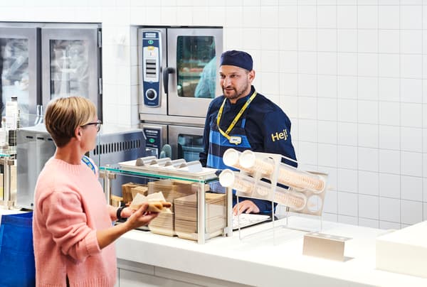 En kunde køber en hotdog i Svensk Bistro