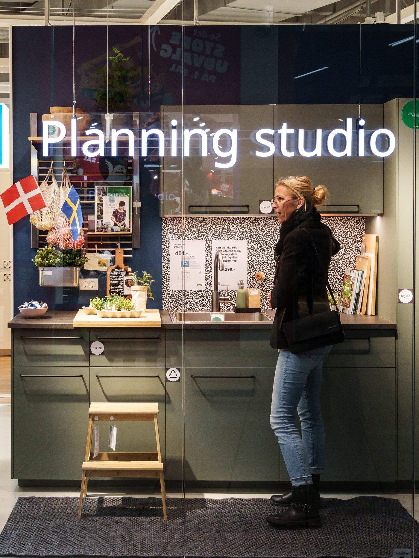 En kunde står foran et Planning Studio i IKEA.