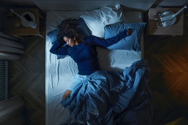 En kvinde lægger og sover