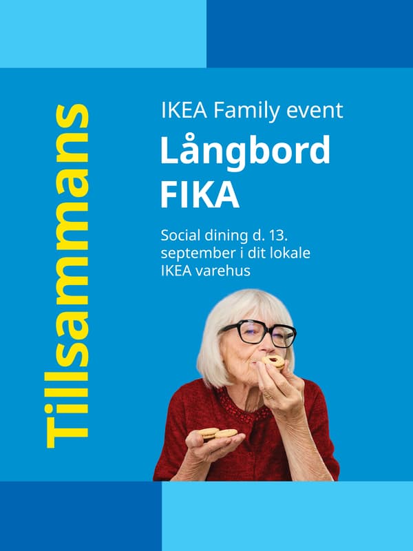 En kvinde snyde at spise en kanelsnegl hun er iført en brun striktrøje og baggrunden er blå til venstre i billedet står tilsammans og IKEA Family event samt Långbord FIKA.