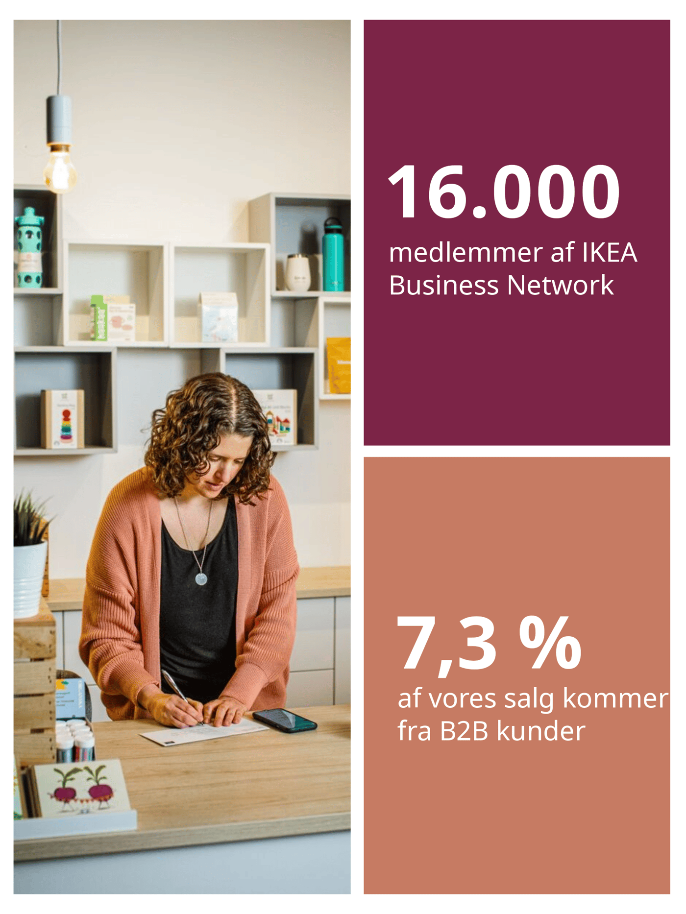 En kvinde står og skriver på et stykke papir i et rum bagved hende hænger åbne reoler.