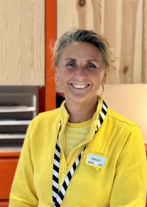 En kvinna i gul tröja.