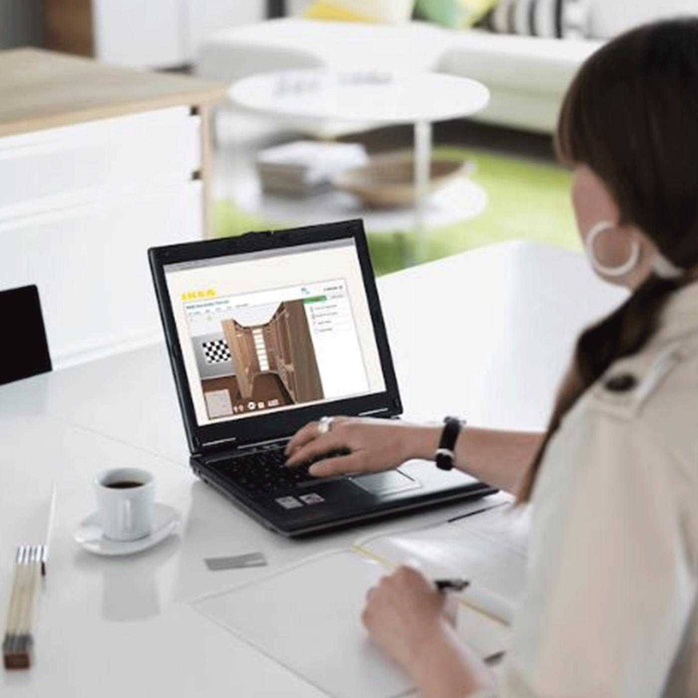 En kvinne planlegger sin PAX garderobe på pcen.