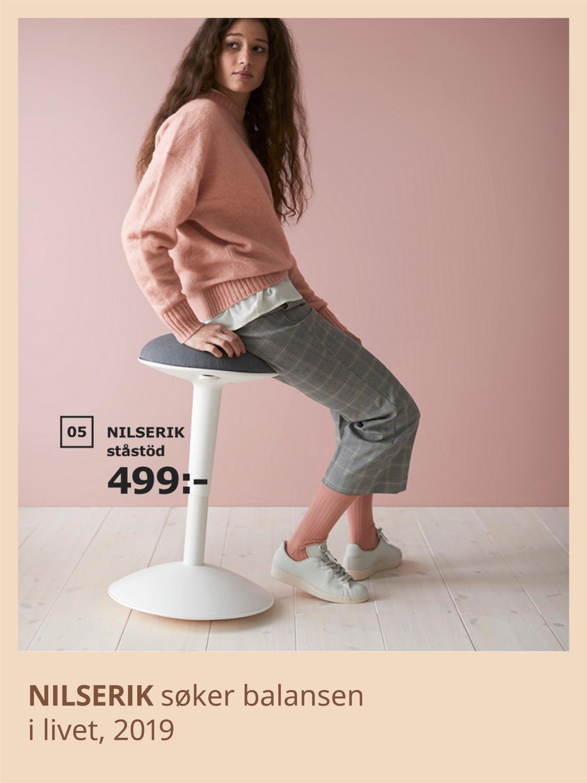 En kvinne sitter på en krakk. 