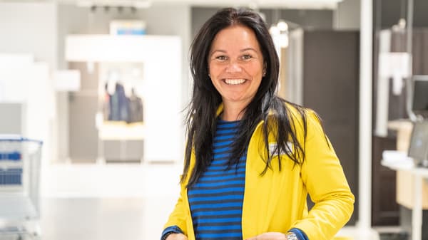 En kvinnelig IKEA ansatt i uniform