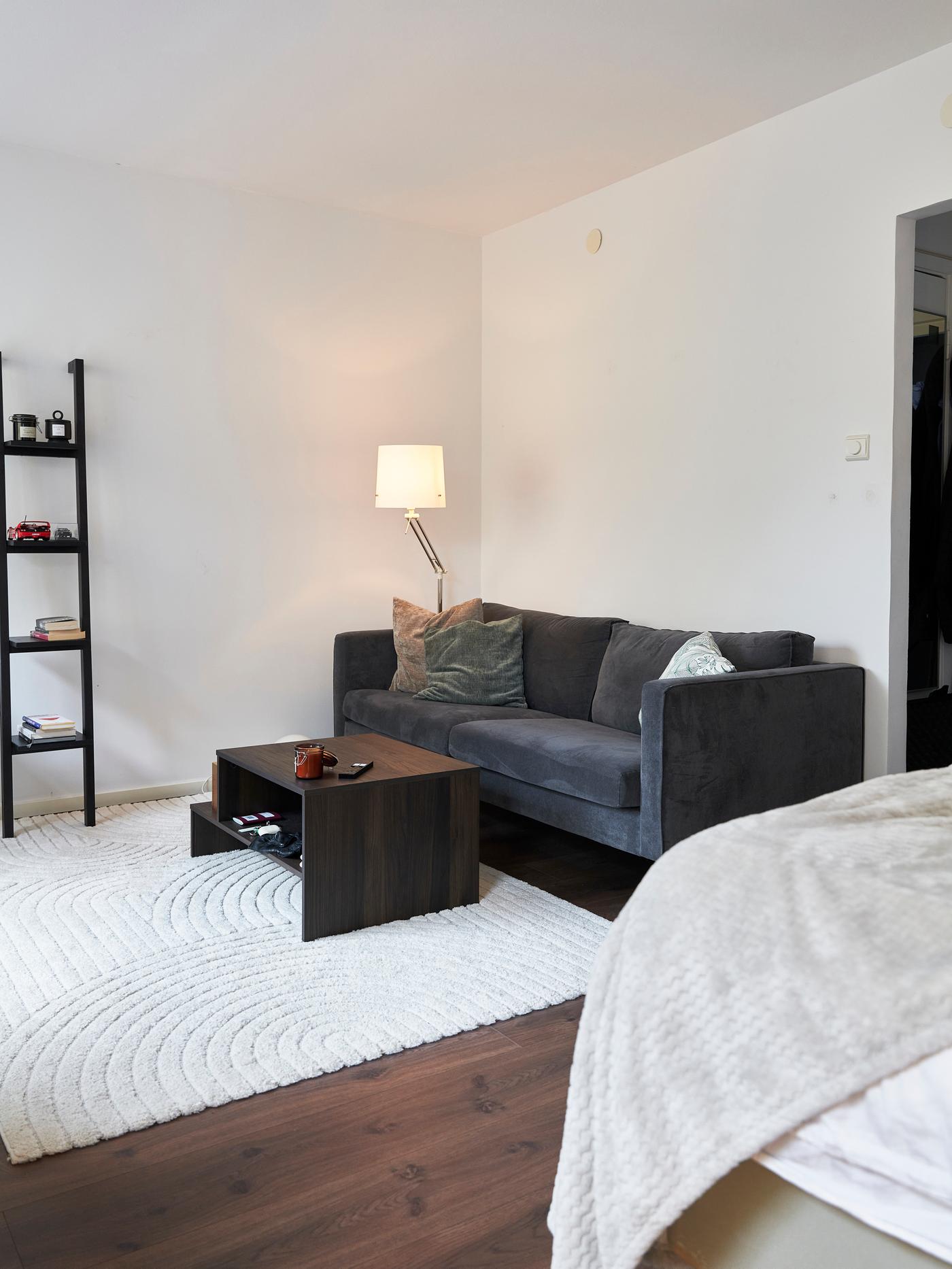 En liten etta med avskalad inredning före en rumsmakeover.