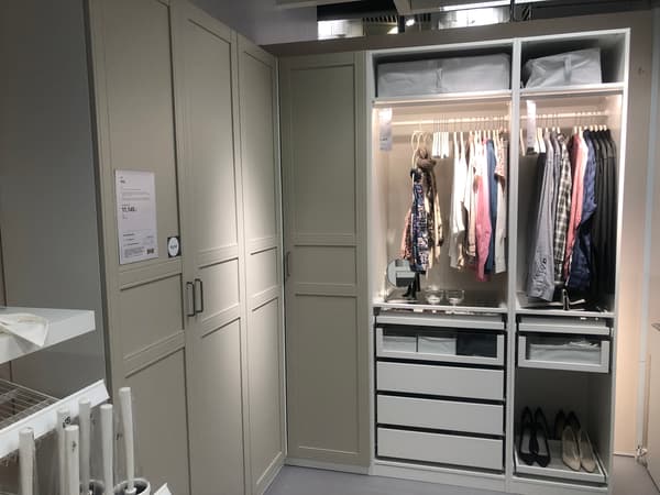 En lysegrøn IKEA garderobe i Hernig