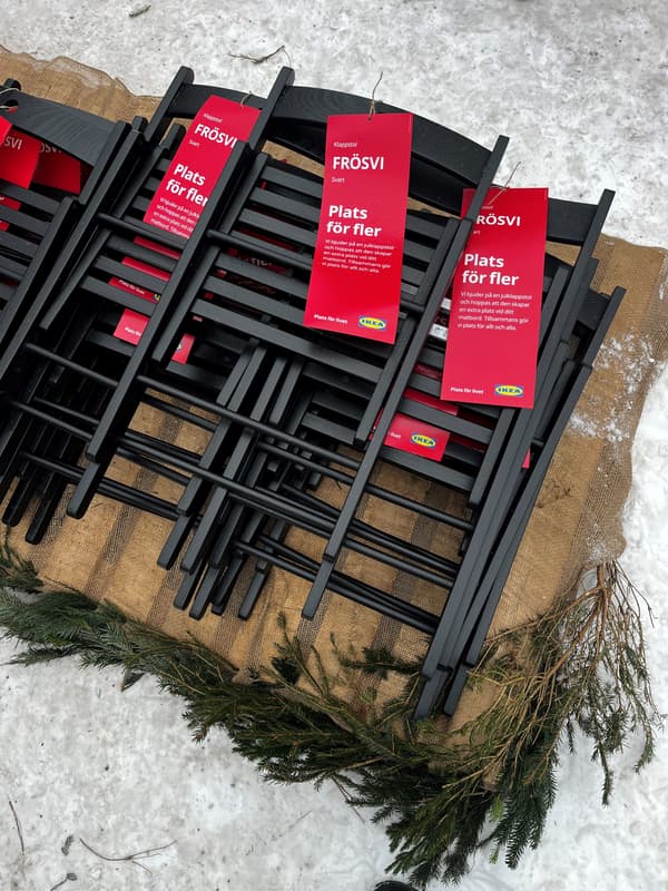 En mängd klappstolar som ska delas ut.