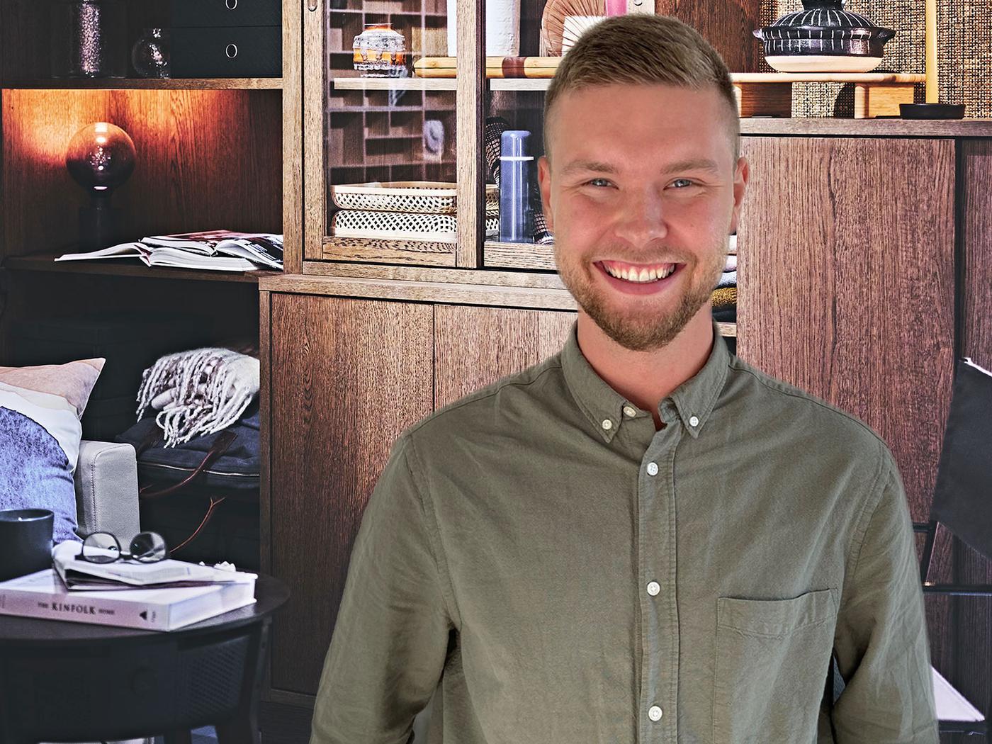 En man framför ett smart vardagsrum.