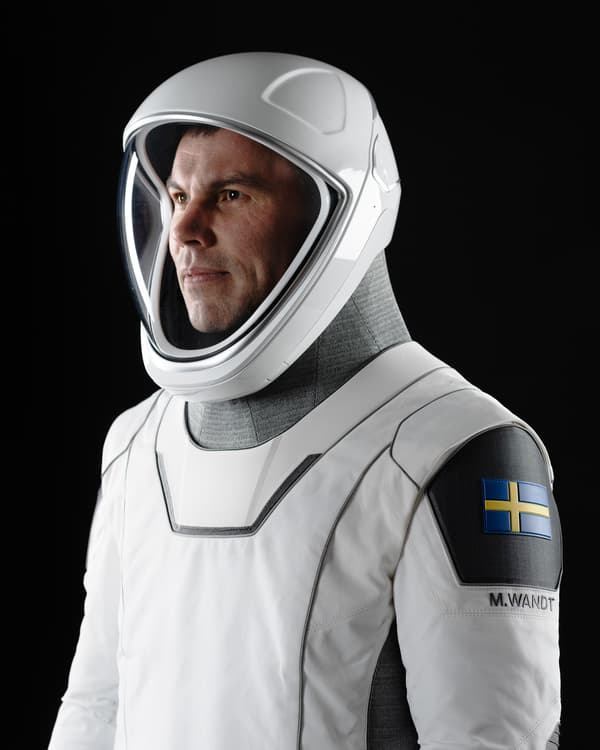 En man iklädd rymddräkt med en svensk flagga på armen.