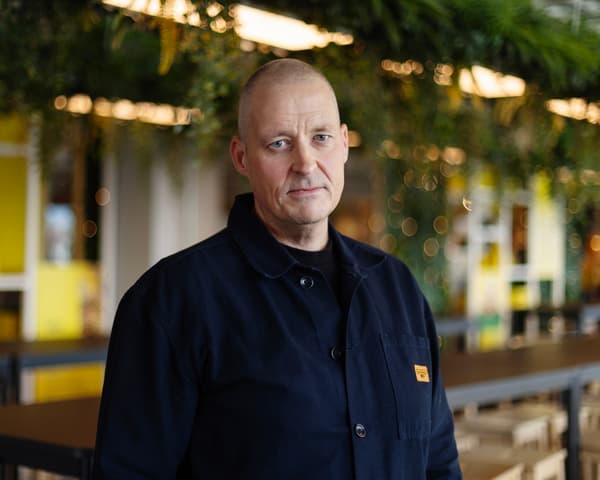 En man med blå jacka står i ett IKEA-varuhus.