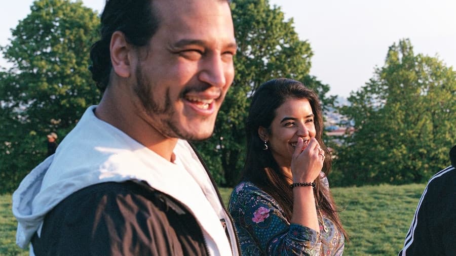 En man och en kvinna står ute i naturen och skrattar