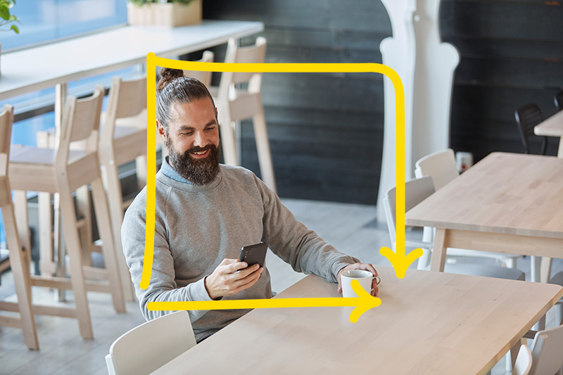 En mand glæder sig over at kunne finde sine digitale kvitteringer fra IKEA på sin mobil.