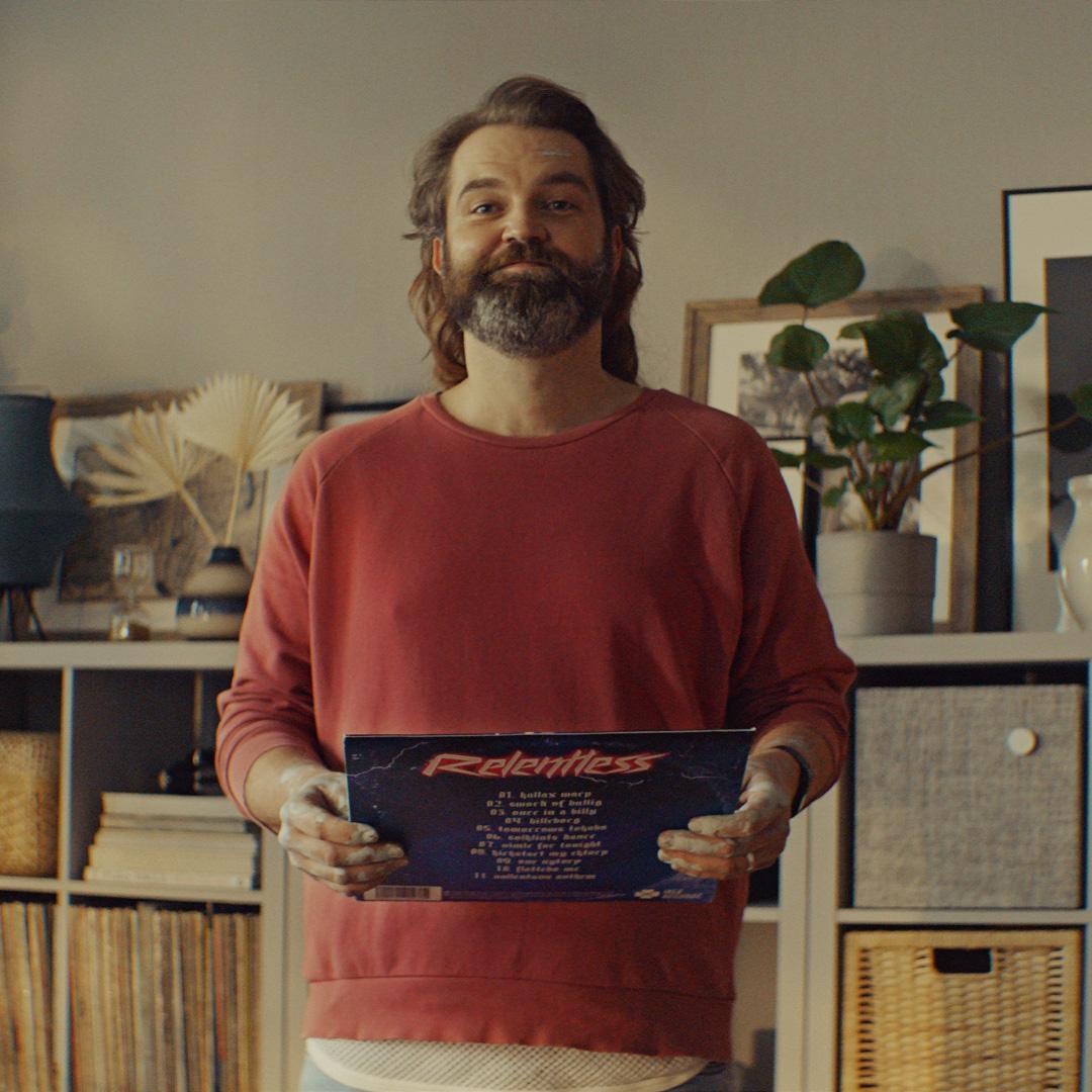 En mann som holder et brett.