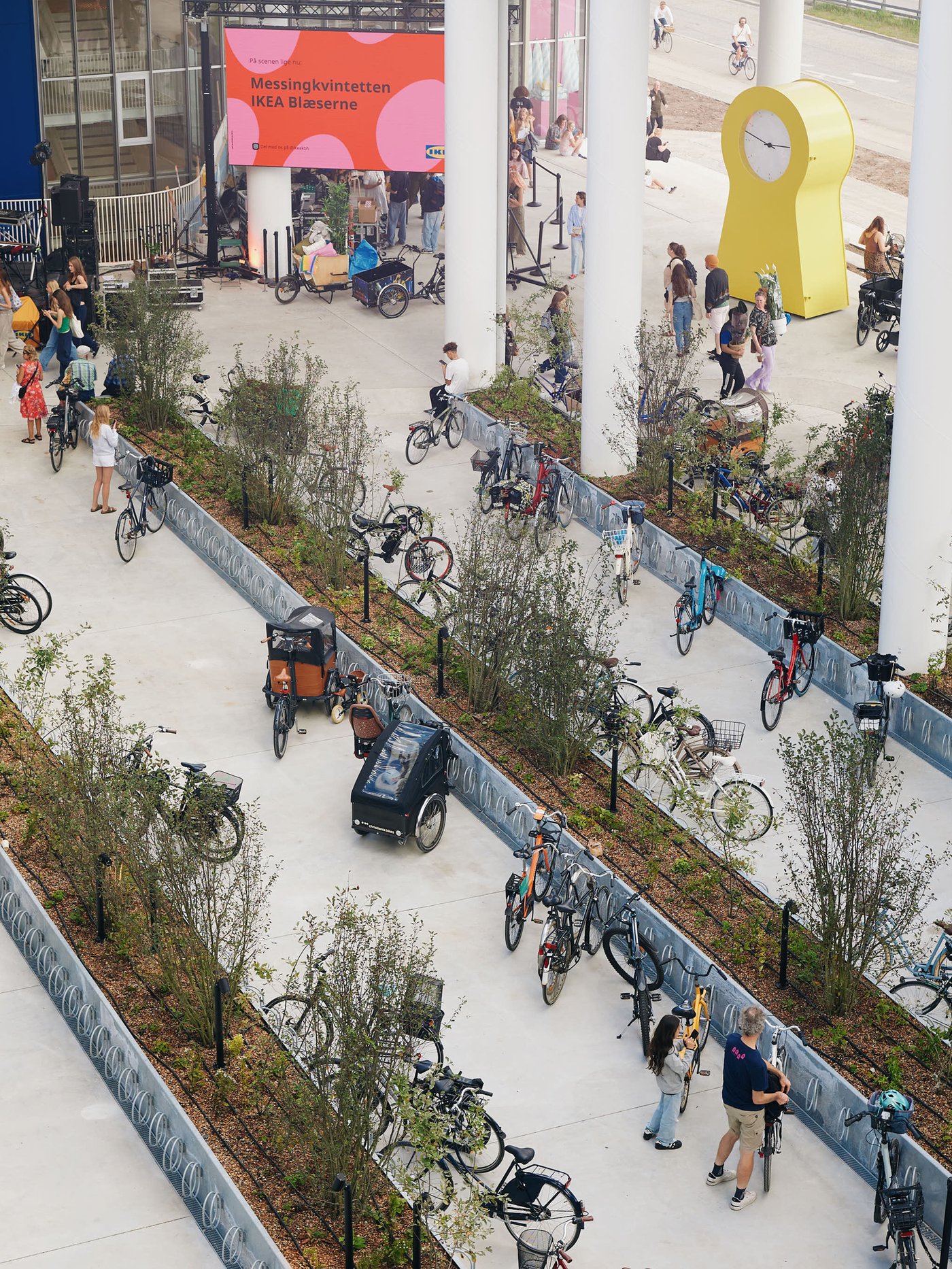 En masse elladcykler er parkeret foran IKEA København.