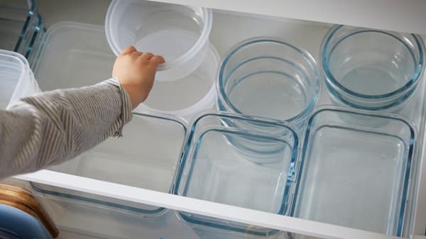 En METOD låda med flera olika matlådor från IKEA 365+ matförvaringsserie