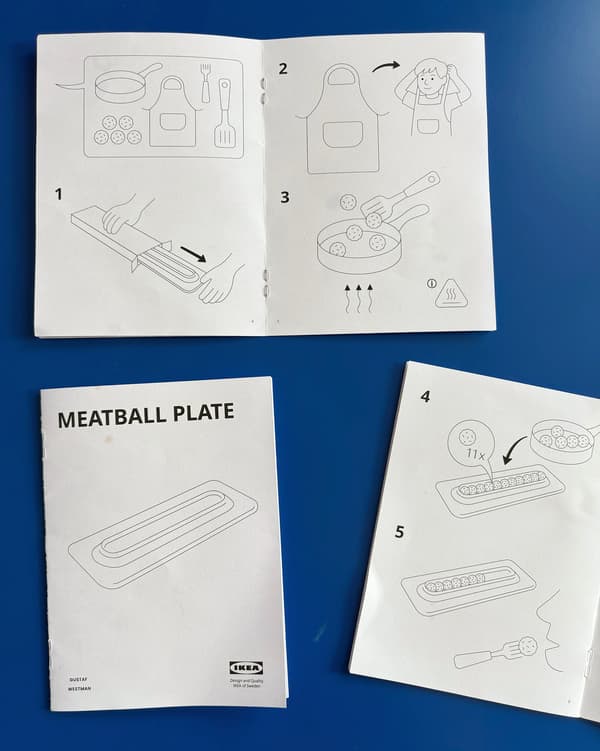 En monteringsanvisning från IKEA ligger på ett blått bord. 