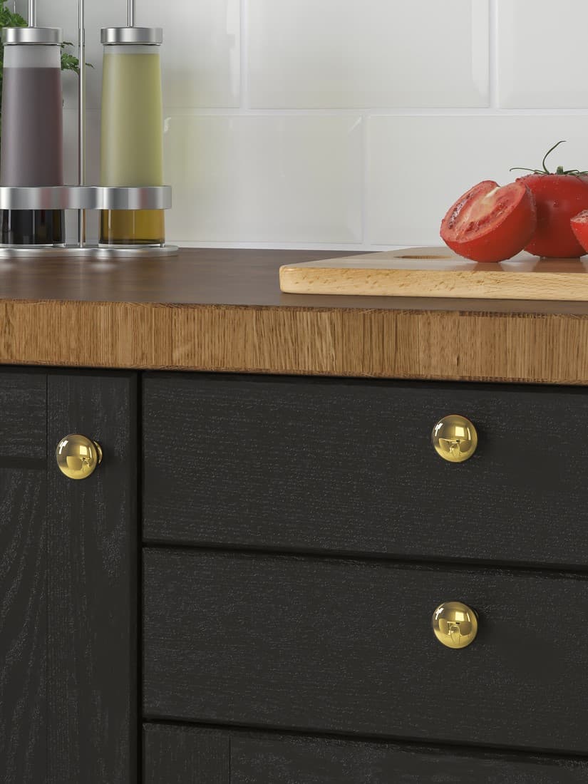 En närbild på mässingsfärgade knoppar.