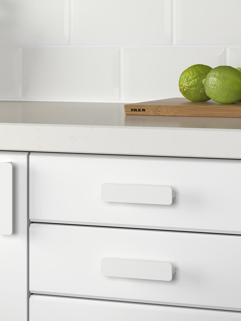 En närbild på vita handtag.