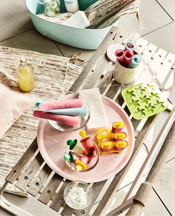 En panne d’idées déco ? Organisez-vous avec IKEA ! IKEA FJÄLLA désencombrera le bureau. Ou servira de vide-poches dans l’entrée, placé sur une chaise. La chaise IKEA NORRÅKER en bouleau blanc, par exemple.