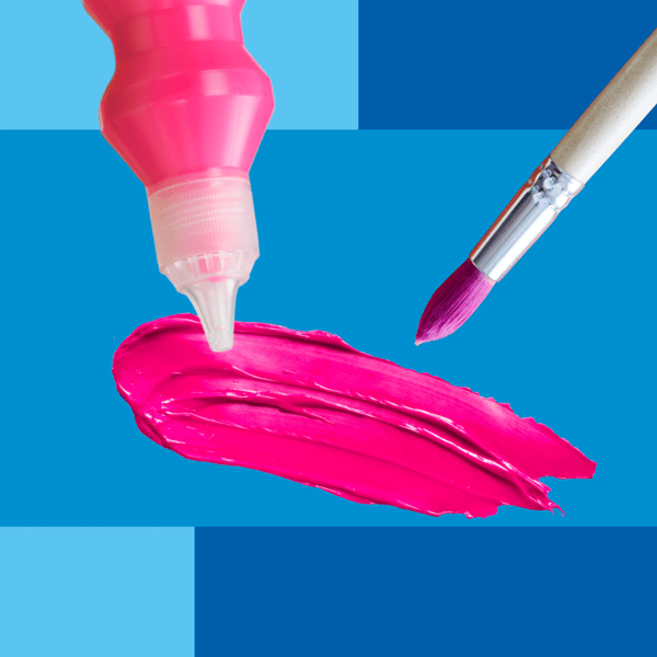 En pensel og en tube pink maling ses på en blå baggrund