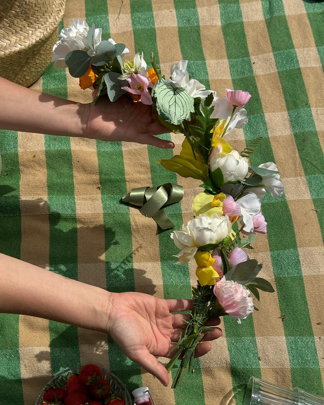 En person binder en egen mibsommarkrans.