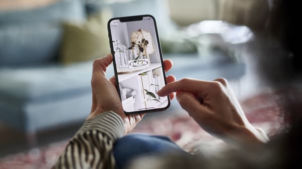 En person bruker IKEA-appen.